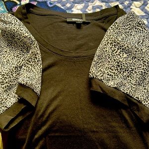 DKNY can’t go wrong with quality! Great t shirt with a little flare of style!